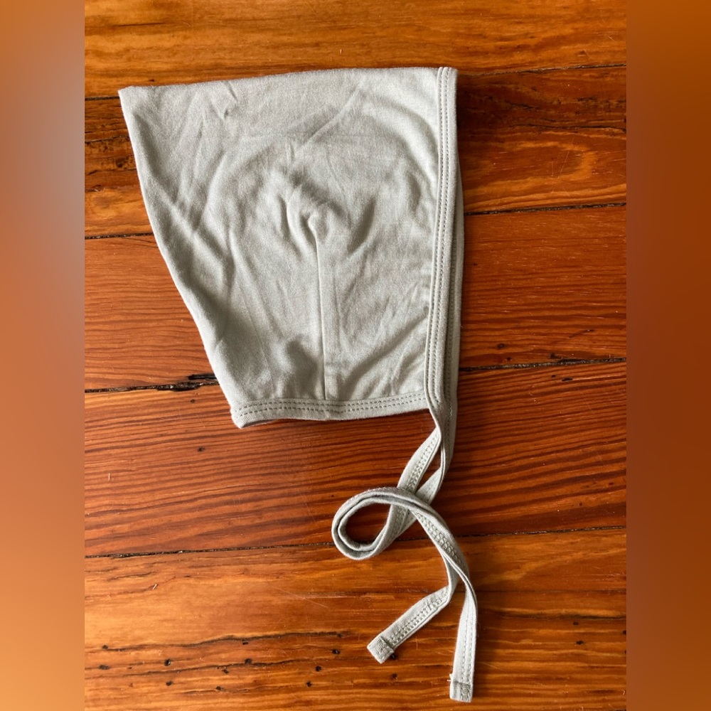 NWOT Tenth & Pine sage green pointy hat with long ties
